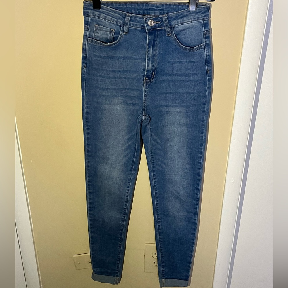Medium rise medium washed roll up hem skinny jeans